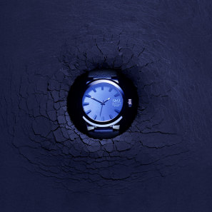 Пукнатини - реклама на часовник