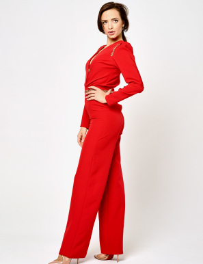 Заснемане на дрехи на бял фон