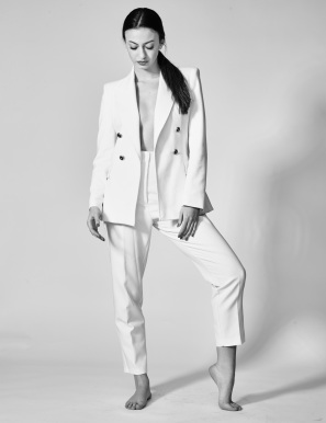 Улавяне на елегантността: Черно-бяла фотосесия с модел Катерина